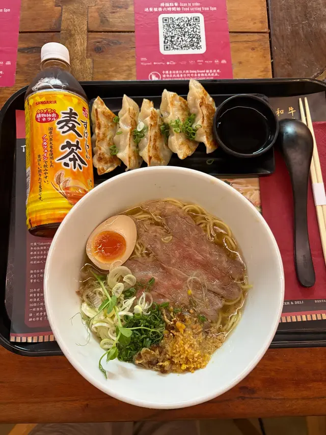 和牛肉鹽風拉麵、黑豚肉餃子和樽裝麥茶