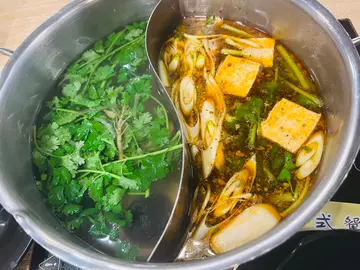 臭臭鍋/芫茜皮蛋湯底