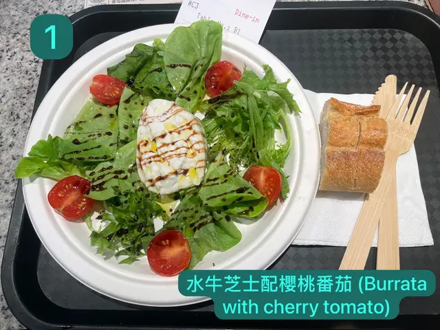 水牛芝士配櫻桃番茄 (Burrata with cherry tomato)