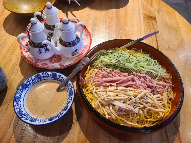 一家三絲伴冷麵