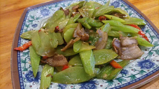 腩片炒萵荀