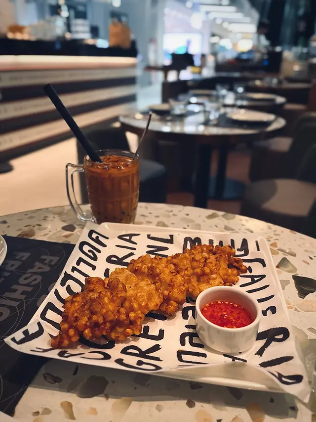 脆炸粟米餅配甜酸醬