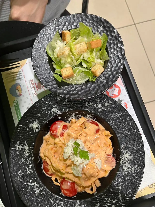 馬蘇里拉芝士蕃茄奶油蟹肉手工意粉