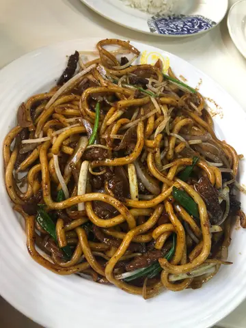 黑椒牛柳絲炒烏冬