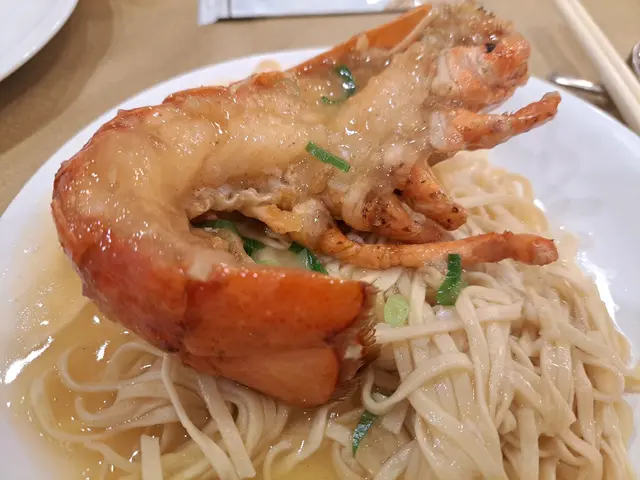 龍蝦配伊麵