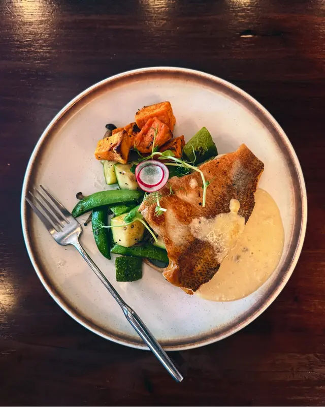 香煎鱸魚配牛油檸檬汁