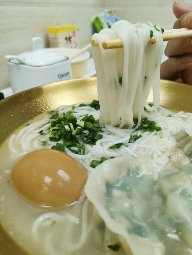 米線真係來自雲南
係由老闆娘家鄉直送
佢話會因應情況用粗幼不同嘅米線
可能放耐咗先食
米線口感較軟冧
老闆娘好好人
食客可以同佢講想煮冧啲定硬身啲
同埋湯底淡口味定鹹啲
最淡口就特別適合老人家同街坊
健康啲，多吃幾次都唔怕