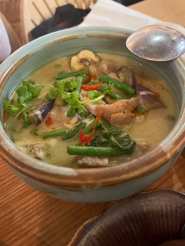 青咖喱比較稀，但夠味。豬肉是肉片，都算多，而且入味，整體賣相不錯。￼