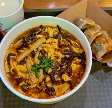酸辣湯麵+窩貼+豆漿