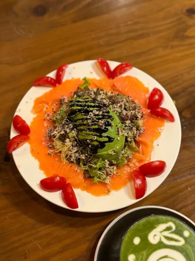 藜麥煙三文魚牛油果沙律