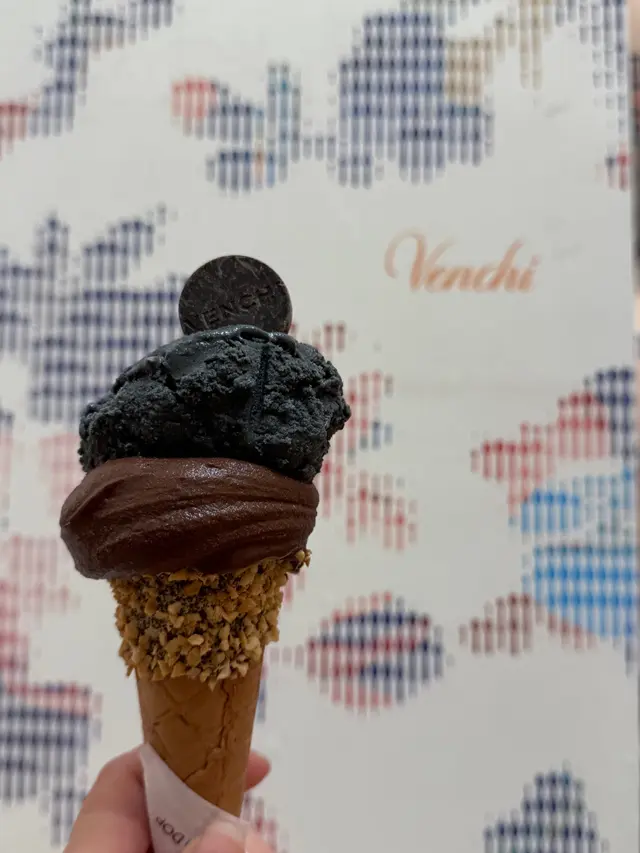 （上）黑芝麻；（下）黑朱古力