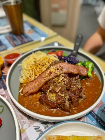 黑椒牛扒拼煙肉配意粉