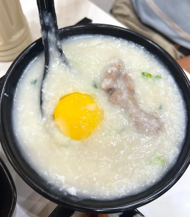 窩蛋鮮牛粥 + 鮮鯪魚球,