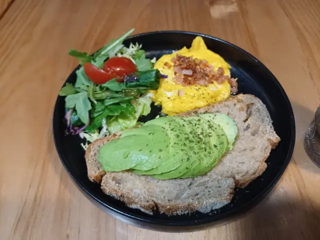 牛油果滑蛋包多士