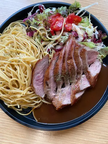 烧迷迭香羊西冷配红酒汁跟意粉