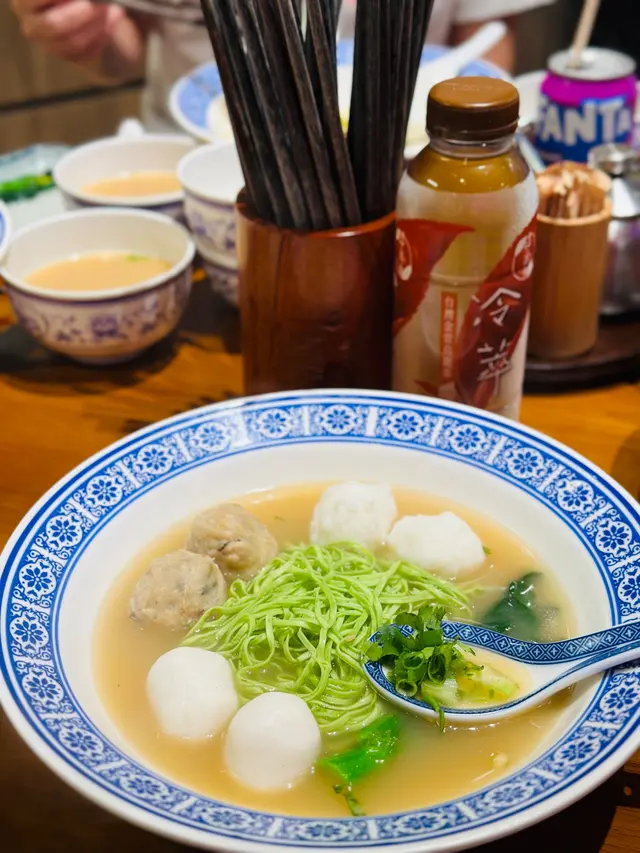 三拼麵 - 墨丸、魚蛋、貢丸,配菠菜麵