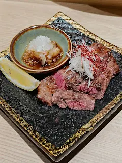 鹽燒牛橫膈膜肉配蘿蔔蓉金橘酢
