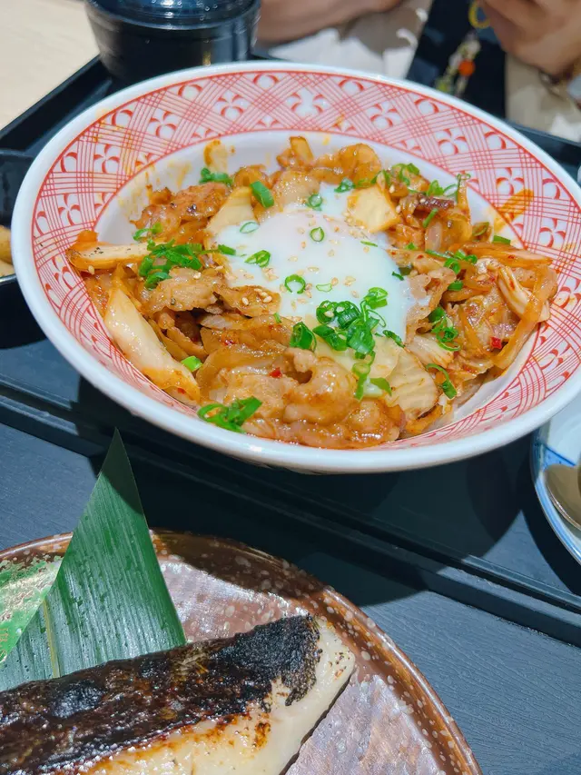 泡菜黑豚肉溫泉蛋丼定食