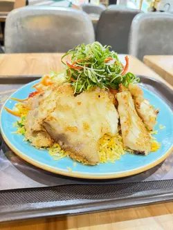 諗住好耐冇試金飯館去睇下佢地有冇進步到，叫左個龍躉球炒飯$126（老闆推薦），黎到賣相好似好吸引，但個蛋炒飯完全冇味，冇鹹味，冇蛋香味，個飯質又食到係差嘅米黎。諗住炒飯主打，炒飯應該唔會好差啦，但估唔到連個炒飯都咁難食。坦白講自己炒仲好食過佢，個伴菜又一d味都冇，食得出用水就咁白灼菜黎，上面一大埋蔥絲完全冇令到個飯有加乘作用，得個龍躉球係正常，但正常都就咁煎，家庭主婦都做得到，咁其實比成$126食黎做咩？自己煮唔好？成個飯得杯奶茶係正常。唉，香港真係愈黎愈多伏嘅餐廳🥲
