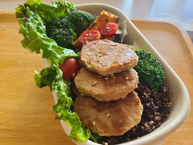 牛小排蒟蒻飯配沙律