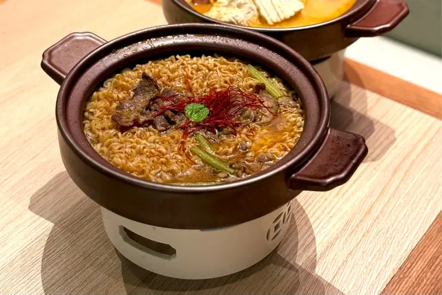 沙茶醬牛肉蟹黃麵