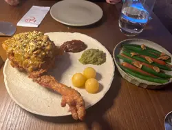 呢个鸡髀一个一只两个人分完全唔够饱,味道都系一般