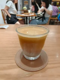 第一口飲落的espresso是少少酸，非常開胃，香氣keep到係口好耐，但牛奶唔夠凍，啡同奶個分層好快就無左。