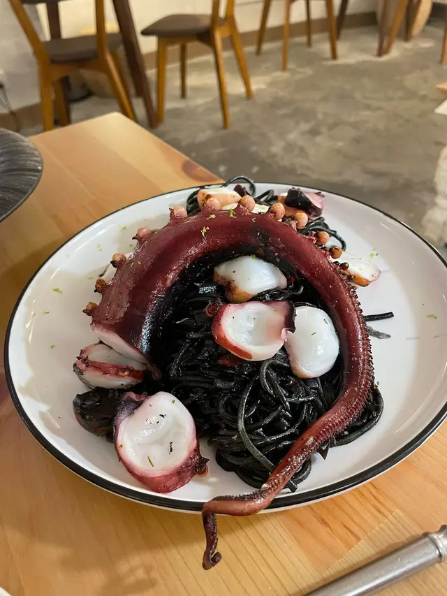 慢煮八爪魚墨汁意粉
