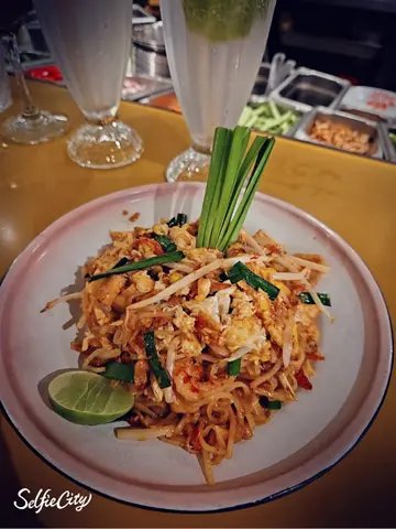 PHAT THAI 泰式大虾炒金边粉
