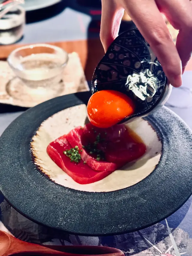 藍鰭吞拿魚赤身配醬油漬蘭王蛋