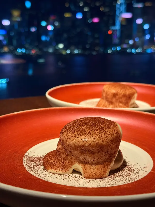 Tiramigiù coffee cremeux, tiramisu cream and crunchy chocolate pearls