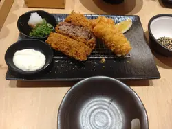 牛肉千層錦配忌廉蟹肉餅