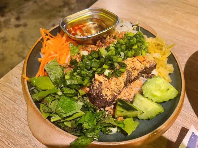 炭燒封門柳沙律配米粉跟特色醬汁 