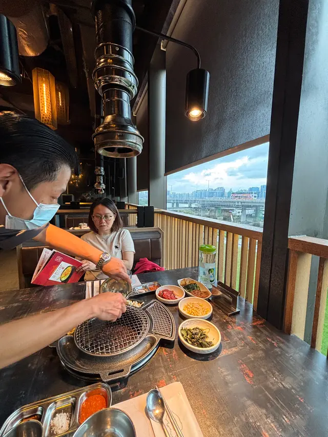 坐喺窗邊卡位,環境唔錯,幾舒服,食物質素也唔錯,但係就比較大份,三個人食都夠,價錢有啲貴,應該包嘢飲,但係要額外俾錢再加一,最後八百幾蚊落樓