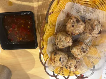 炸素鲮鱼球