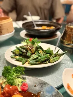 秋葵保持住脆嫩，榄菜同肉碎嘅咸香渗晒入秋葵度，够晒镬气又清爽～