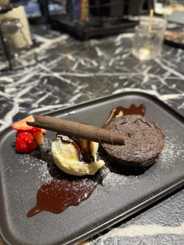 70% 辣味朱古力心太軟配以香草雪糕