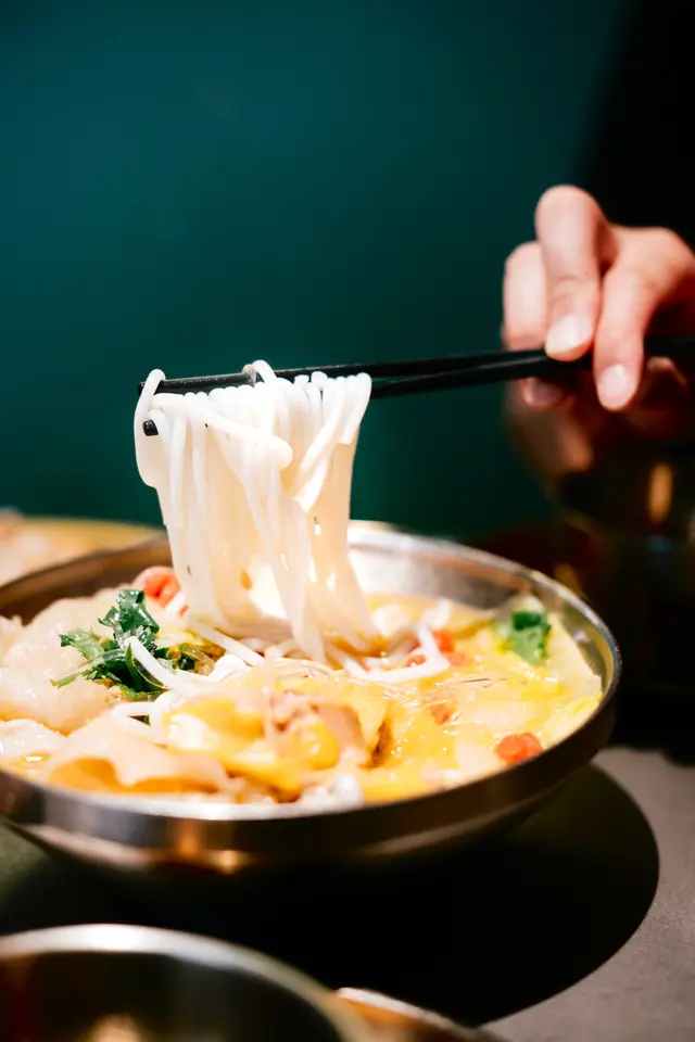 花膠雞阿媽足料雞湯米線