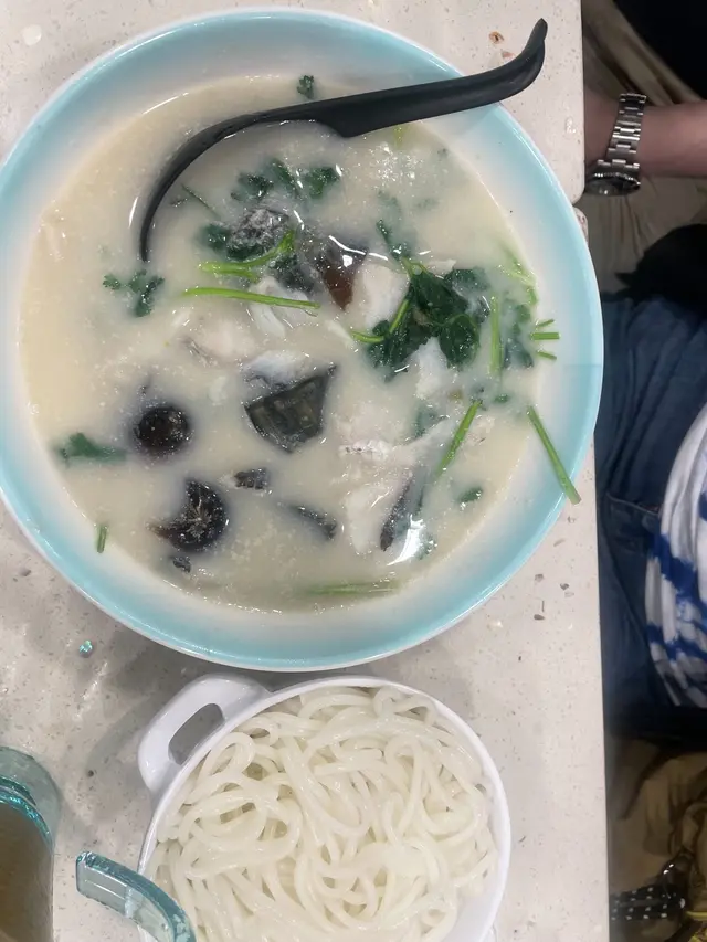 皮蛋芫茜黑魚片米線