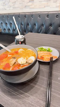 虾、蚬、鱿鱼都好新鲜,冇腥味,配埋芽菜同蕃茄片,口感层次好丰富。