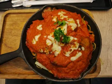 二人餐：焗拿坡里猪扒意粉