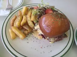 刨牛肉汉堡配薯条