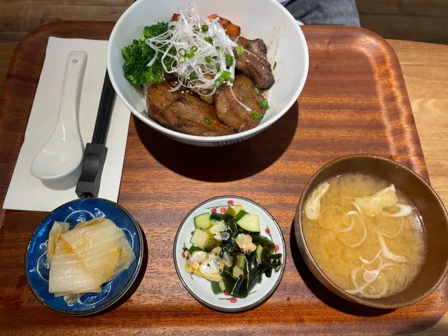 厚切慢煮汁燒野菜牛舌丼定食