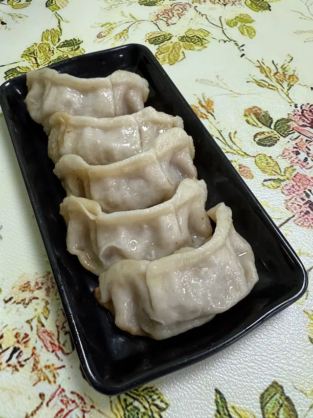 鍋貼個底勁脆，每咬一啖就係好好味嘅肉餡，味道適中，唔會過鹹。
少少美中不足嘅地方係個鍋貼皮接合位唔係好夠熱，如果成隻都熱辣辣就prefect喇🙈 
肉餡夠晒juicy，一次過食5隻勁正！（OMW食完差啲想再叫多5隻😳不過為咗食雞蛋仔，所以打消咗呢個邪惡念頭）好好味！期待下次再食😍