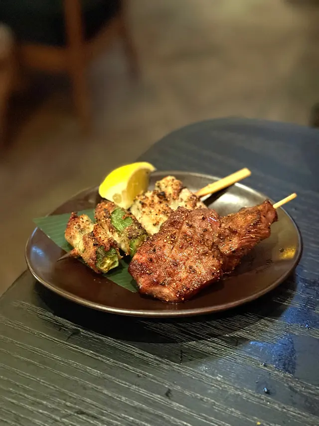 串著秋葵,外皮焦香,黑豚肉嫩、秋葵酥脆,帶淡淡香料香。牛舌厚切烤得外焦里嫩,帶胡椒香,嚼起來軟嫩又有彈性。