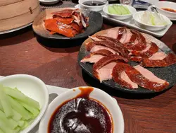 脆皮逸东烤鸭配传统春饼、青瓜、青葱及海鲜酱