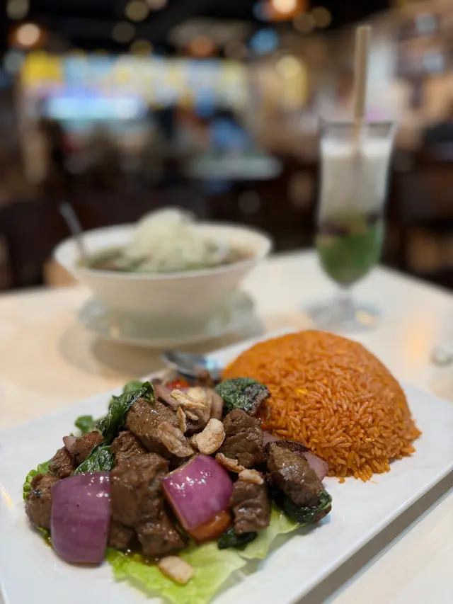 黑椒牛柳粒炒紅飯