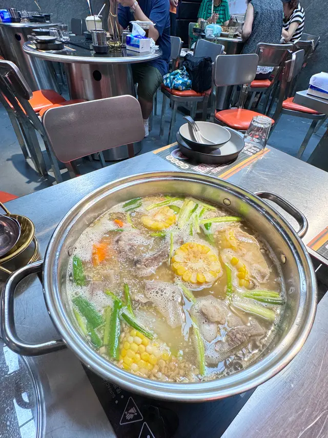 店里坐满了人我就知道我没来错！
不枉我特意到荃湾一趟 太值啦

🍲清汤萝卜牛腩煲
牛骨熬足8️⃣小时的汤底真嘟鲜到掉眉毛了！
喝一口就知道没有科技与狠活
牛筋更是入口即化 牛筋炖的软烂而有嚼劲
吃完了才发现底下还有那么多料
热情的boss还送了甘蔗水🥤会N刷的！！

財記火鍋小館 (荃灣)
🗺️：荃灣三陂坊14號安安樓地下C號舖


#本地人推荐美食#财记火锅小馆#香港火锅#香港探店#荃湾火锅#荃湾餐厅#香港美食攻略#香港平价美食 