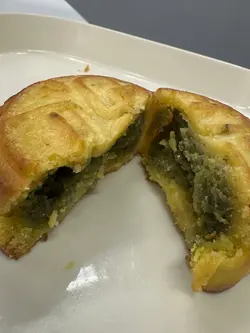 可能配上了较重味的奶黄,令本已是味道轻就先买三个合口味的来尝尝盈的开心果味更难突出,味道有点被抢,所以没有什么惊喜😅但又会不齁甜!嗜奶黄和开心果的应该会爱吃