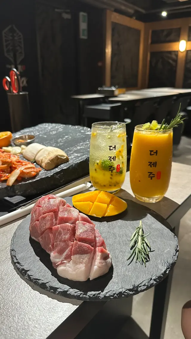 濟州黑毛豬肩肉配芒果